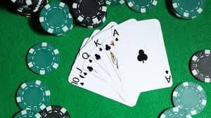 Halaman depan situs desktop superbandar menampilkan menu navigasi, pilihan kategori game, dan kolom login